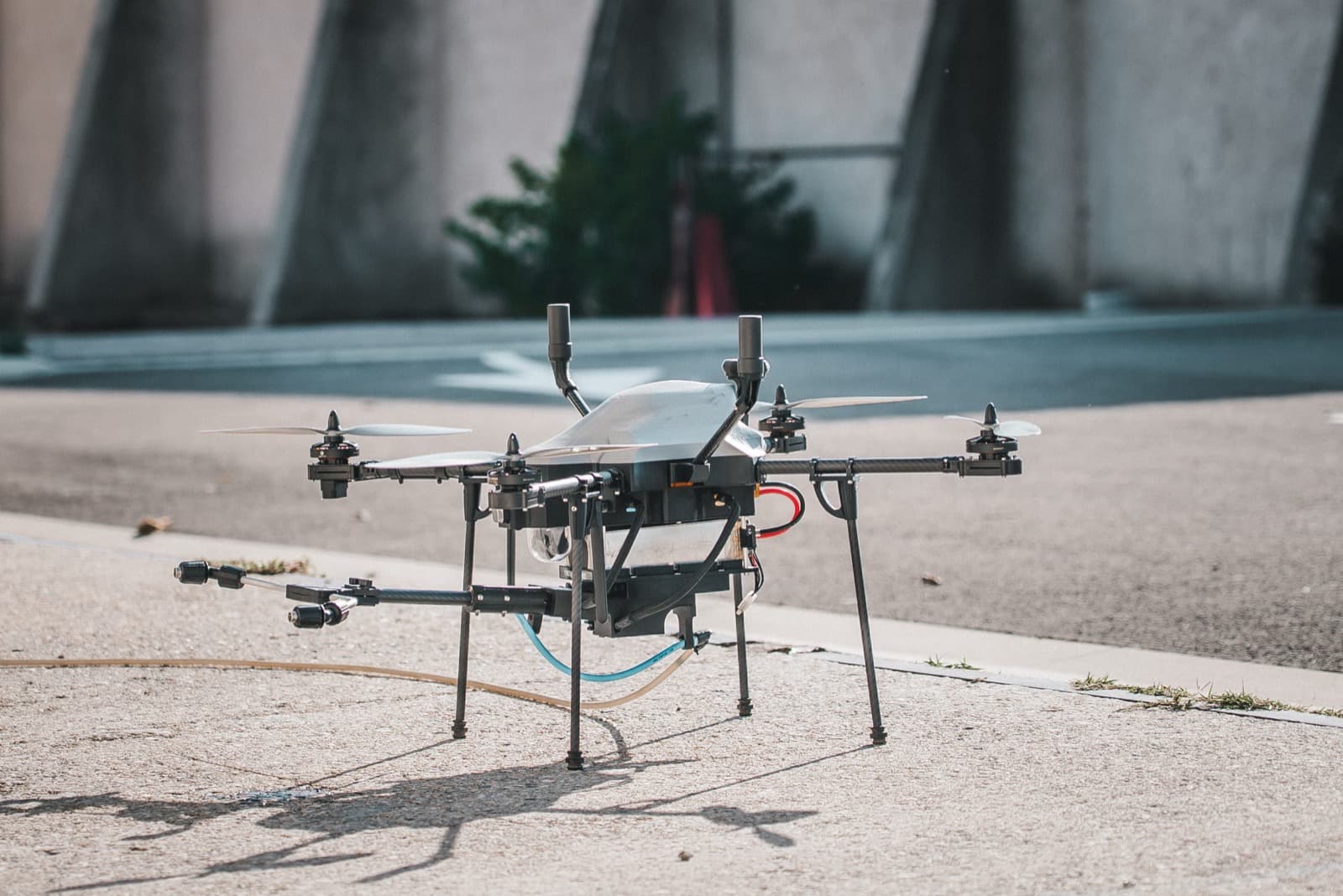 Drone de pulvérisation au sol, réservoir et rampe visibles